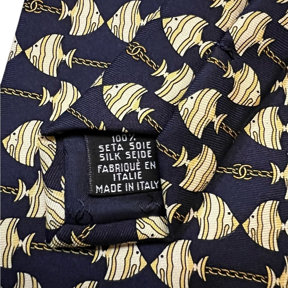 CHANEL silk tie, angelfish w/ chain & double C logo, navy blue & yellow/gold - Picture 6 of 6